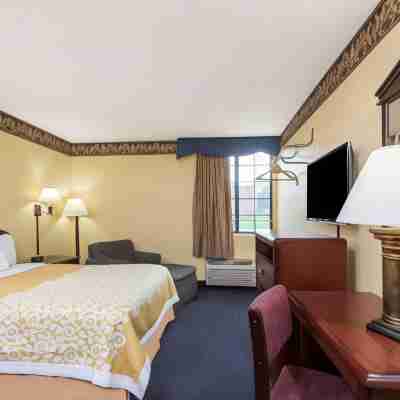 Days Inn & Suites by Wyndham Youngstown / Girard Ohio Rooms