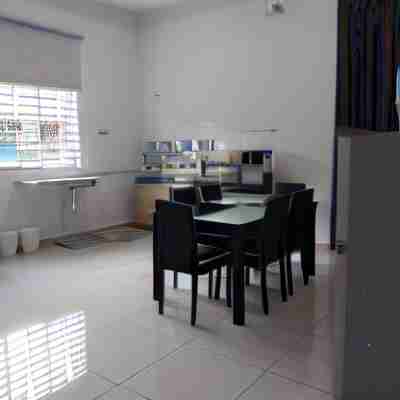 3 Airconditioned Bedroom in Muar Town Dining/Meeting Rooms