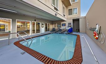 Comfort Inn & Suites Near Universal - N Hollywood - Burbank