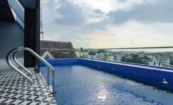 TTR Skypool View Hotel
