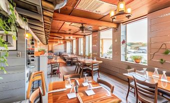 Crystal Coast Oceanfront Hotel - Housity