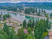 PEACEFUL WATERFRONT RETREAT 30-MINUTE FERRY RIDE FROM SEATTLE!