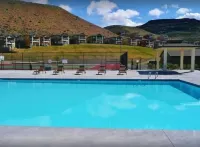 D25-2 Deck Unit Riverview w/ATCH garage Sunserra nearby heated pool and hot tub