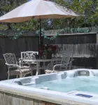 Escape the city life; minutes from local vineyards; private hot tub; sleeps 6