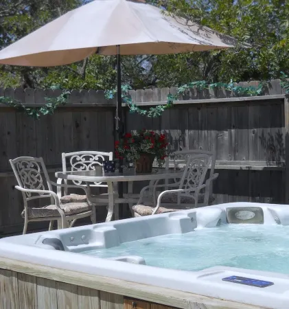 Escape the city life; minutes from local vineyards; private hot tub; sleeps 6 Отели рядом с достопримечательностью «Грейп Крик Вайнярдс»