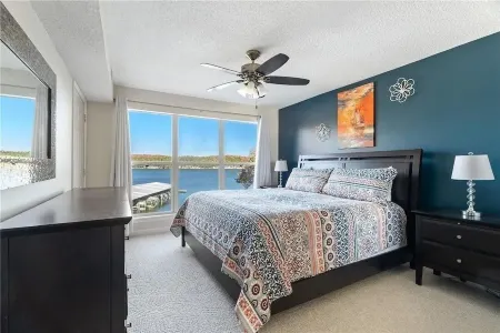3Br/2BA Lakefront Condo at Lake of the Ozarks. Located at Mile Marker 22!