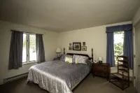 4 Bedroom 2 Bathroom Entire Home with Walk-In Lake Access Отели в г. Clinton County