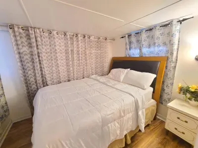 Tiny remodel mobile home close to Orlando and Sanford Airport. Hotels near Wilshire Plaza