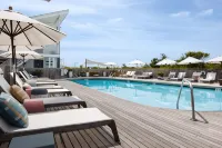 Hero Beach Club - con vistas al mar