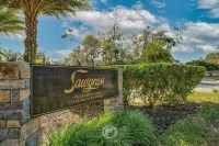 Home w/ a view to the green, 5-minutes to the beach,  pool access. Sleeps 5.