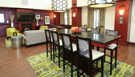 Hampton Inn & Suites Lamar Отели в г. Ховард