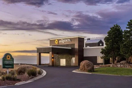 La Quinta Inn & Suites by Wyndham Santa Rosa Отели в г. Гвадалупе