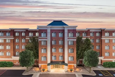 Residence Inn Chicago Oak Brook Hotel dekat Graue Mill & Museum