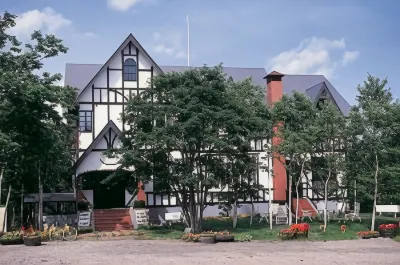 Auberge de la Luna Hotels near Manza Kumashiro Cave