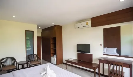 The Green Residence 304 Отели в г. Si Maha Phot