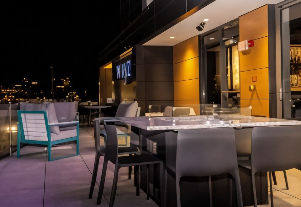 알로프트 세인트 루이스 코텍스 호텔의 현대적인 로비 모습