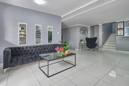 Inn & Out Sandton Отели рядом с достопримечательностью «Площадь Нельсона Манделы»