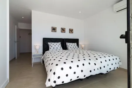 Villa Royal, modern villa with private heated pool and sea view