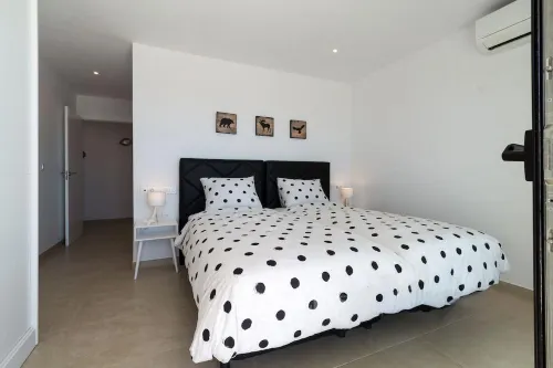 Villa Royal, modern villa with private heated pool and sea view