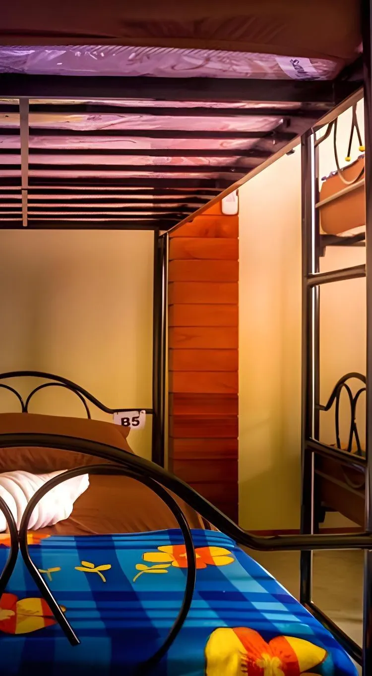 ห้องพักรวมชายหญิง 8 เตียง