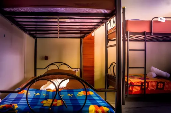 ห้องพักรวมชายหญิง 8 เตียง