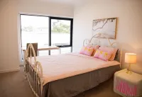 Stunning new built 3-story house near Seaford beach Hotel a Carrum Downs