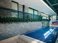 Lucky Monkey Hotel - Pool