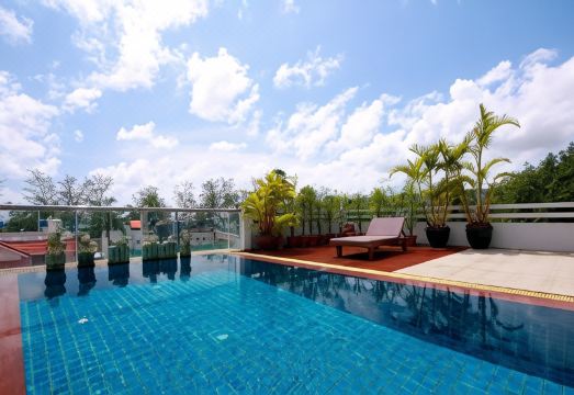 라야부리 호텔 실내 수영장