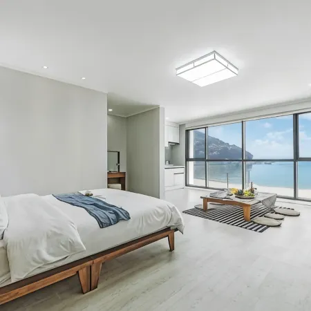 Namhae Sun and Moon Pension Отели рядом с достопримечательностью «Храм Пориам»