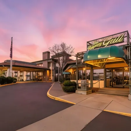 Rogue Regency Inn & Suites
