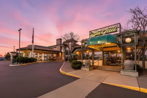 Rogue Regency Inn & Suites