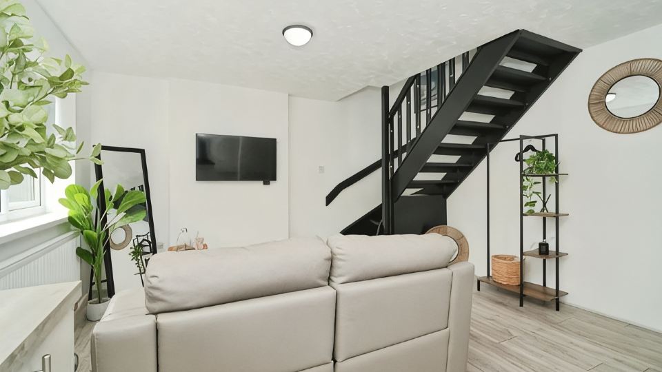 Cosy 2-Bed House | Bury | Free Parking | Near Manchester