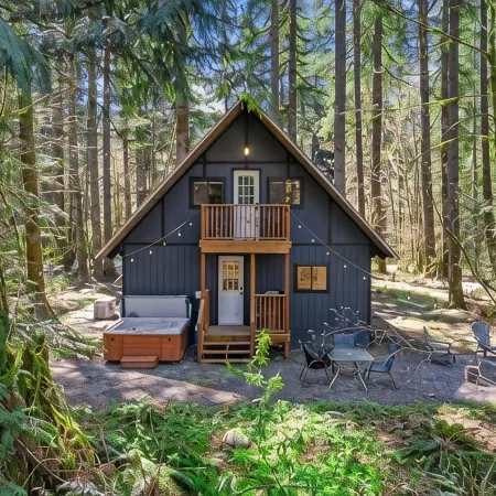 Luxury A-Frame with Hot Tub! 15 Mins to Stevens Pass - Misty Mt. Haus
