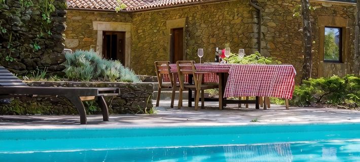 Liiiving in Caminha | Oak Tree Chill House Hotels in Caminha