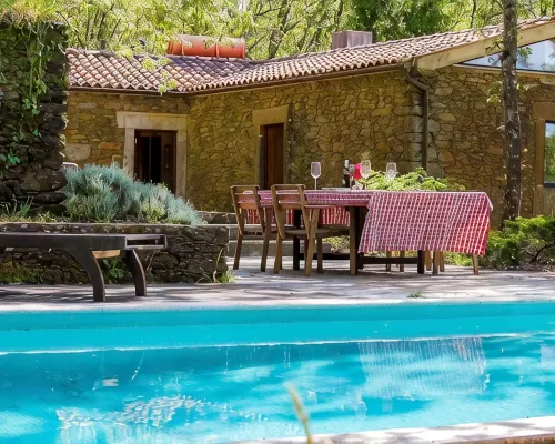Liiiving in Caminha | Oak Tree Chill House Hotels in Venade