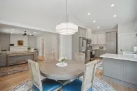 Recently Remodeled! Charming 2-bedroom bungalow in terrific DSM neighborhood - 방갈로