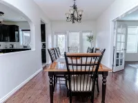 Northern Solace, 2 Bedrooms, 2 Bathrooms, Kitchen, Living Room, 5 Min to Airport Hotels in Yellowknife