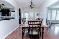 Northern Solace, 2 Bedrooms, 2 Bathrooms, Kitchen, Living Room, 5 Min to Airport