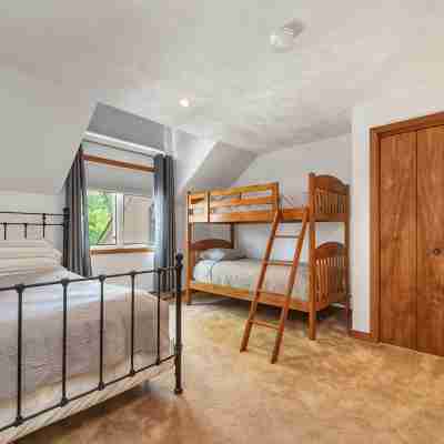 Spacious 3-Bed Mt. Chalet with Attitash Views & Private Hot Tub Rooms