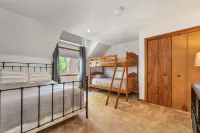 Spacious 3-Bed Mt. Chalet with Attitash Views & Private Hot Tub