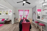 Barbie's Dreamhouse - Sleeps 6 Near Botanical Gardens & Tower Grove Park - Condos