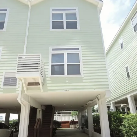 3/3 Condo across from the River! Close to beaches!