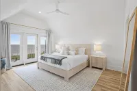 High-End Beachfront Home w/ Private Pool & Big Water Views! - 4-Sterne