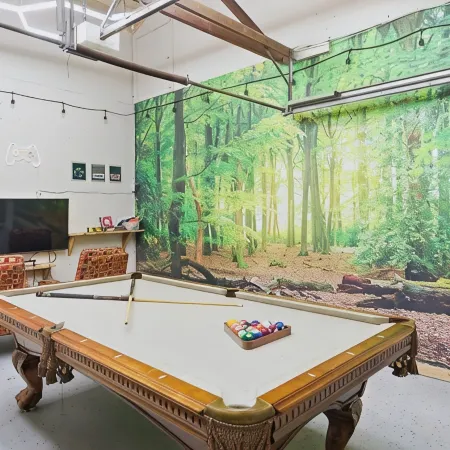 Mid Century Modern-5 min from I-5