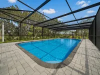 Luxury Tropical Pool Villa – Spacious Escape for Large Groups, Sleeps 22+ Hotels in Lutz