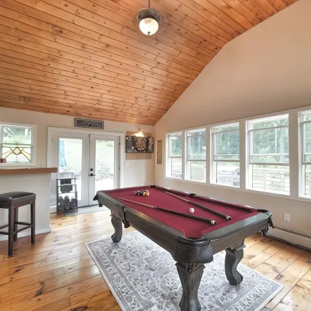 Equinox Haus: Private Retreat, Pool Table, Hot Tub, Game Room & Hiking Trails