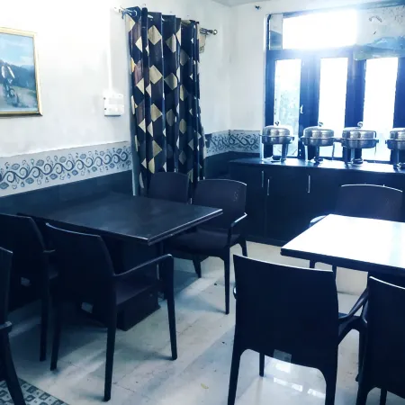 Hotel Holiday Plaza Dalhousie - Near Ghandhi Chowk Mall Road