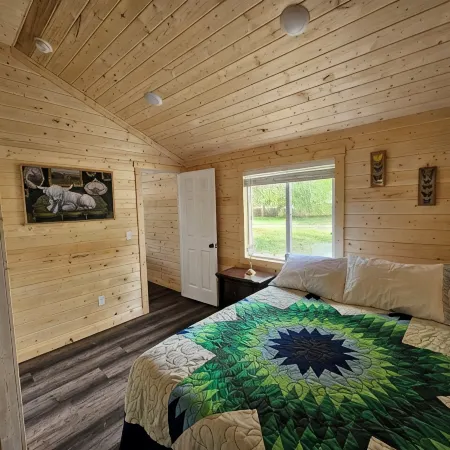 Cozy cabin in a quiet neighborhood near downtown Hamilton