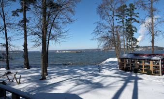 Small cabin right on the lake !