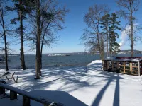 Small cabin right on the lake !